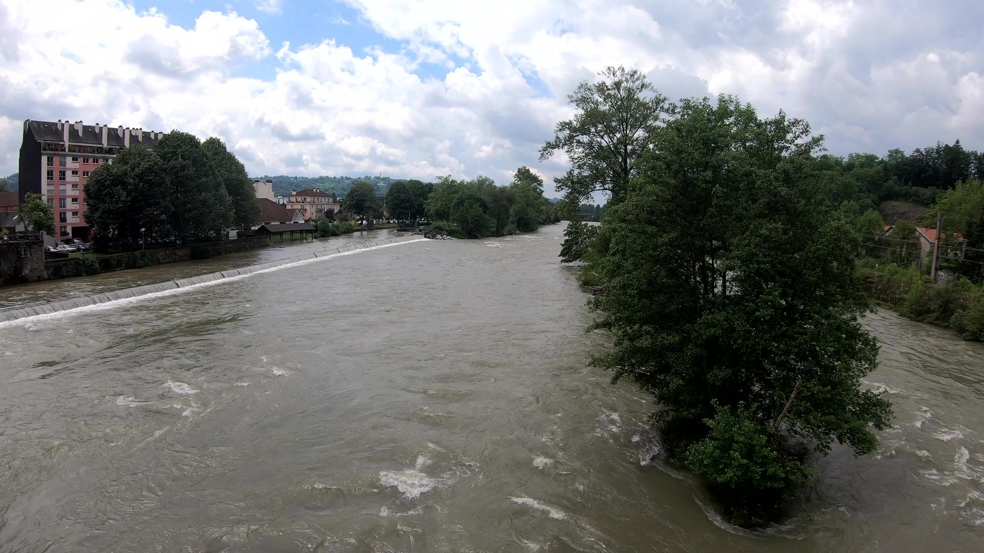 河水的视图视频的预览图