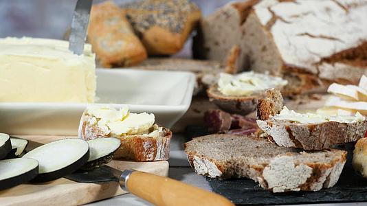 传统的法国面包和黄油视频的预览图