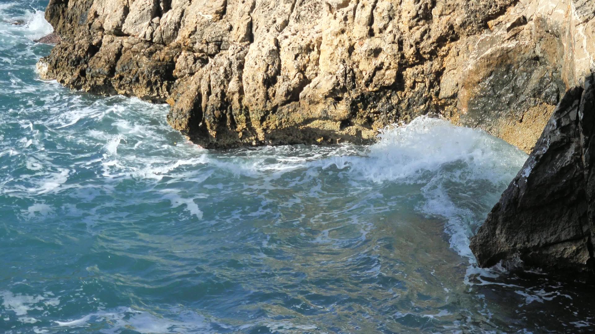 海岸线上的岩石海湾阳光明媚地中海的海洋自然景观视频的预览图