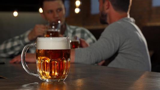 在酒吧里选择性地专注于一杯美味的冷啤酒视频的预览图