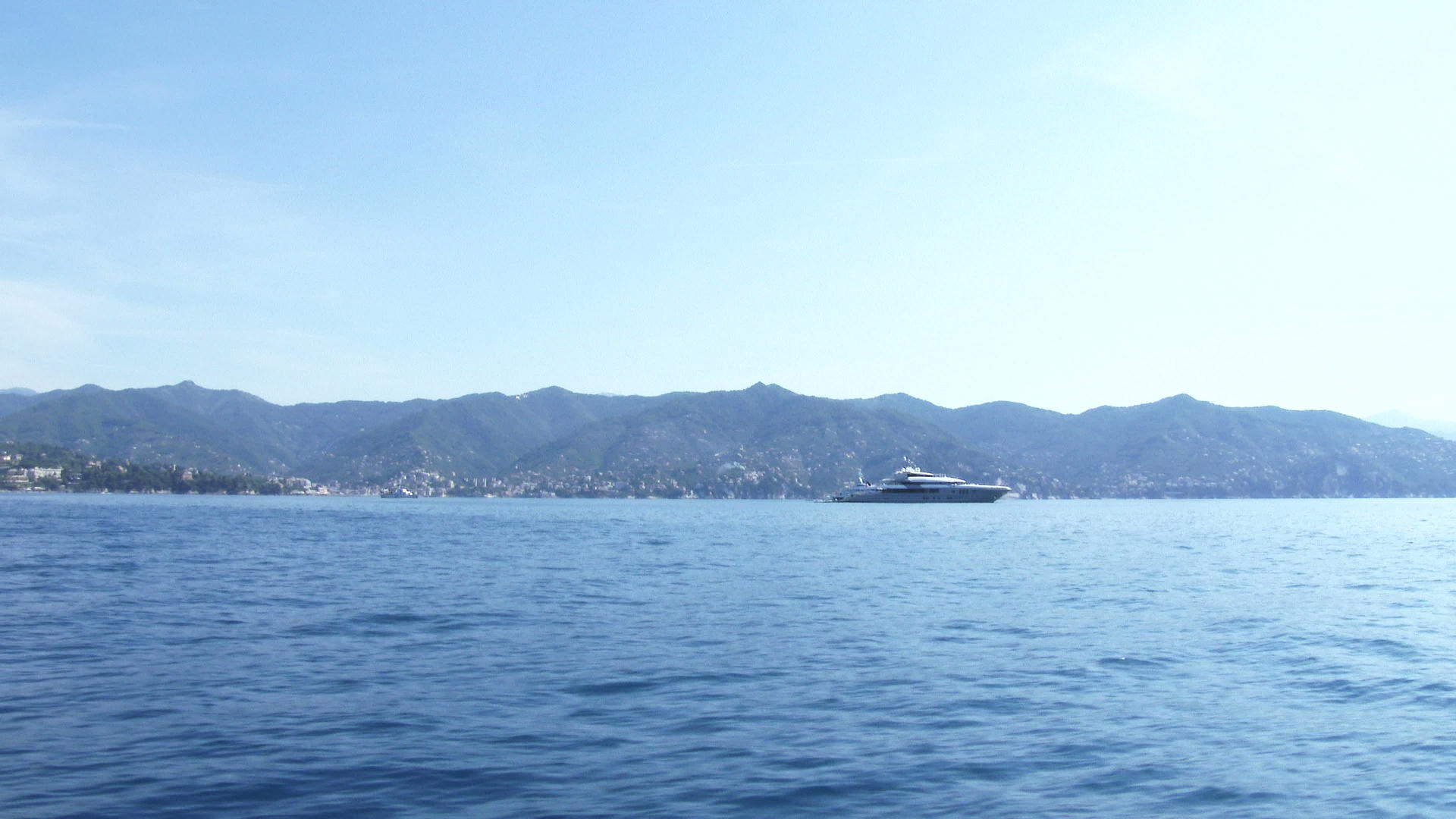 豪华游艇停在波多米诺外视频的预览图