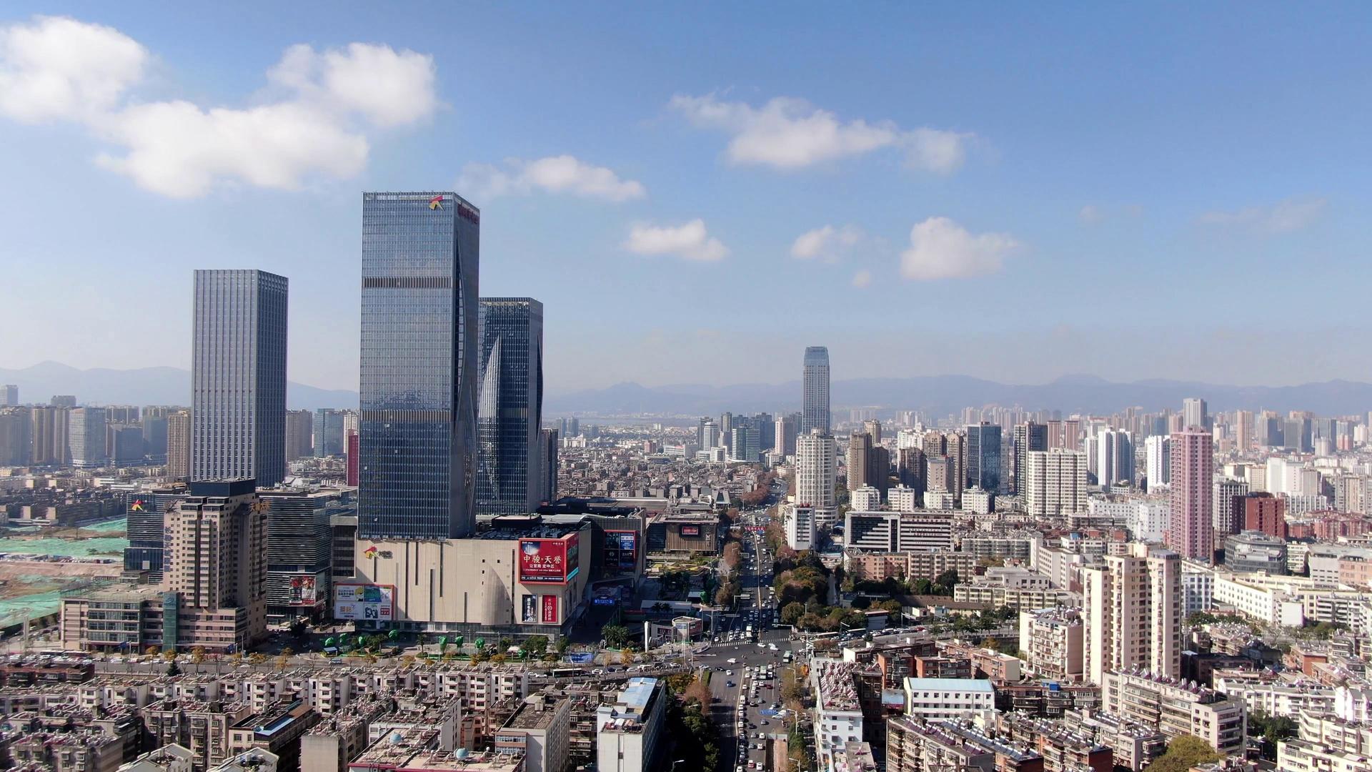 4K航拍云南昆明城市蓝天白云视频的预览图