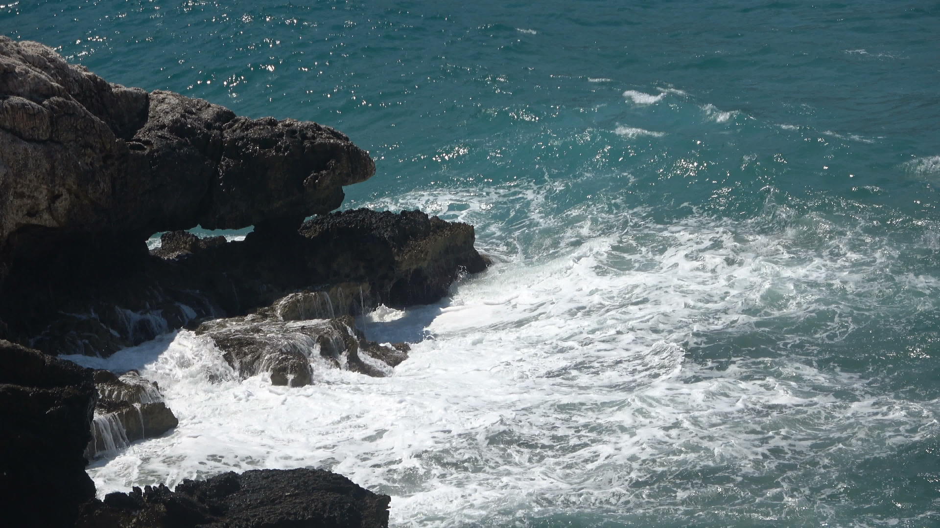 海浪在岩石斗篷上撞击视频的预览图