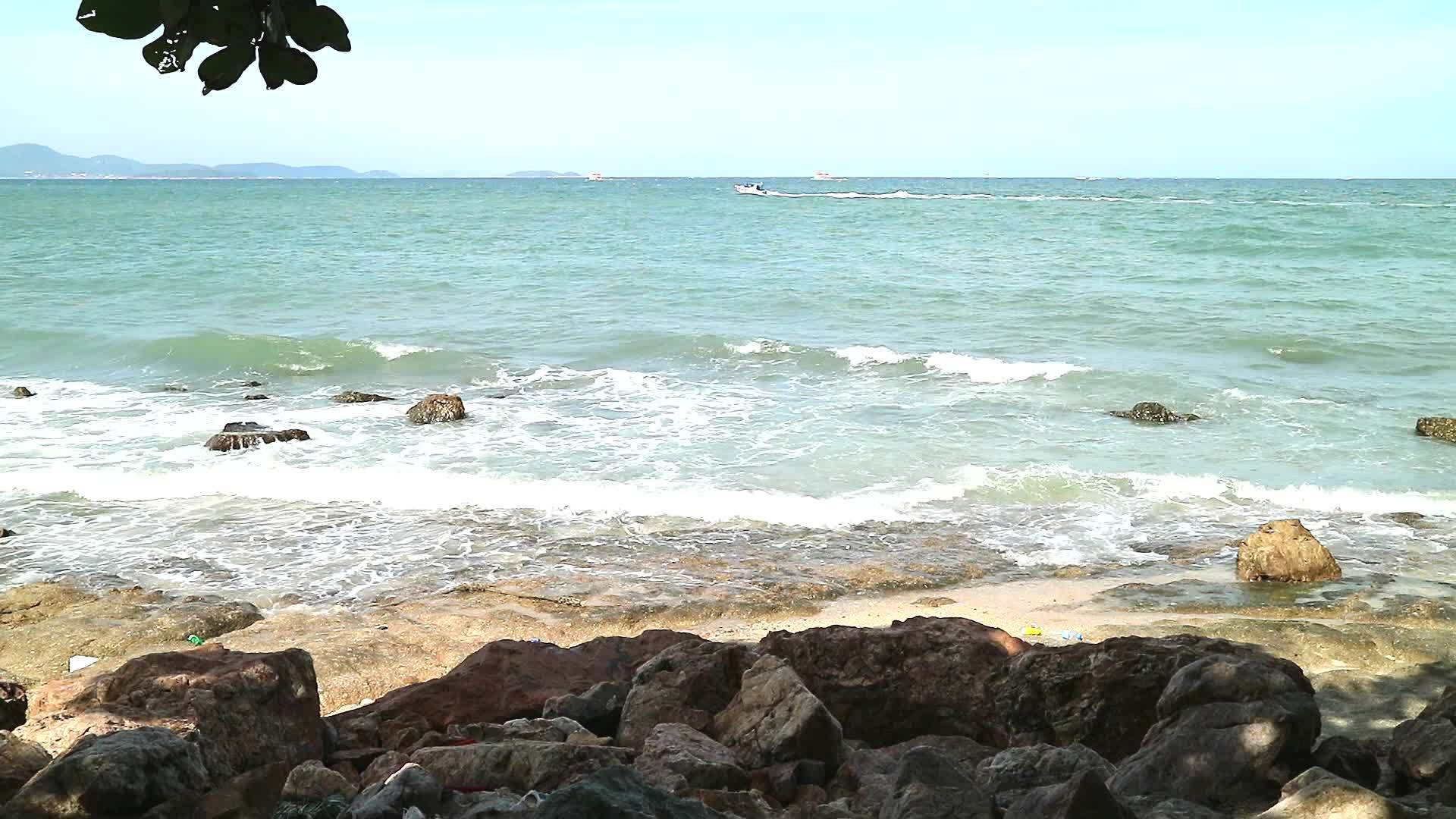 海滩快艇附近的海滩快艇视频的预览图