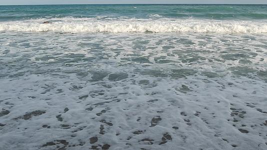 壮丽的海浪在潮湿的海岸附近滚动充满了美妙的自然视频的预览图