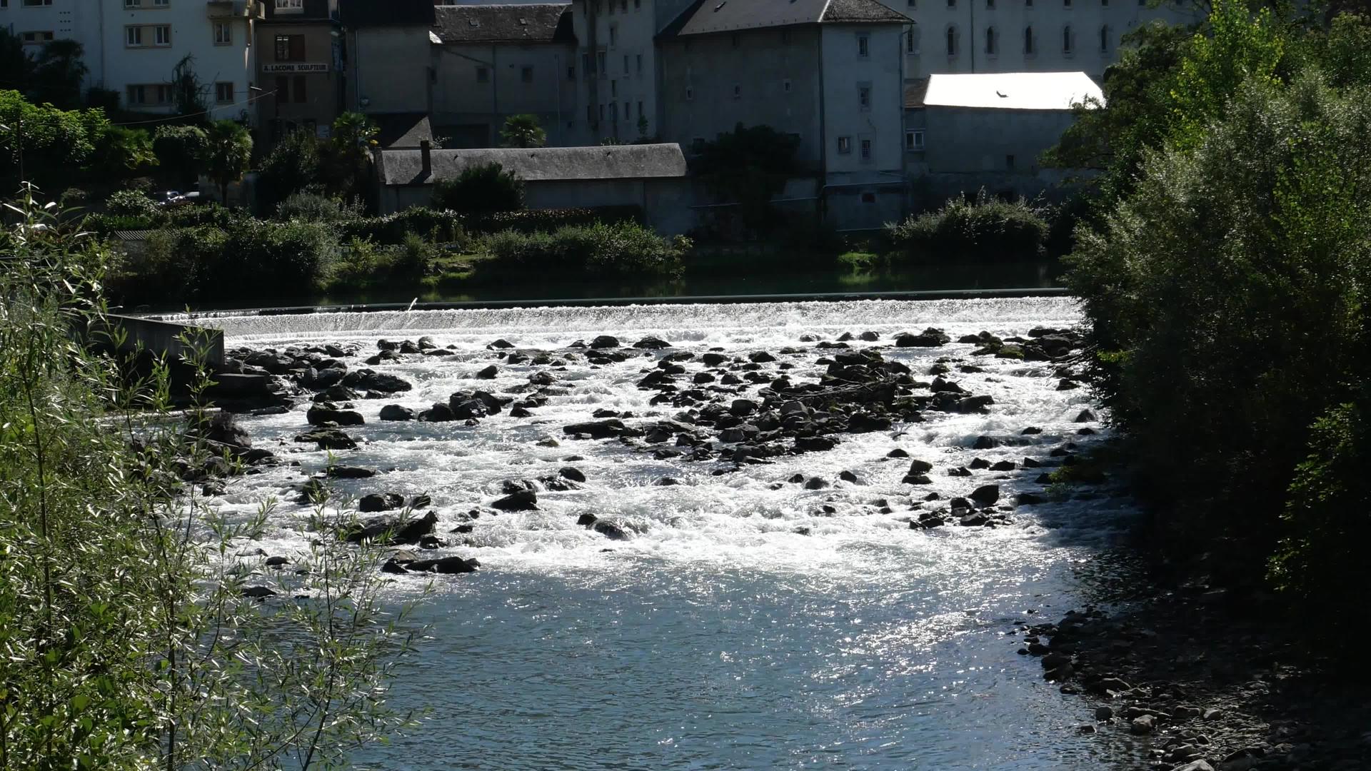 法兰西镇洛德城的河流视频的预览图