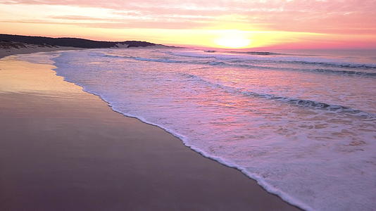 海边海浪上的日出视频的预览图