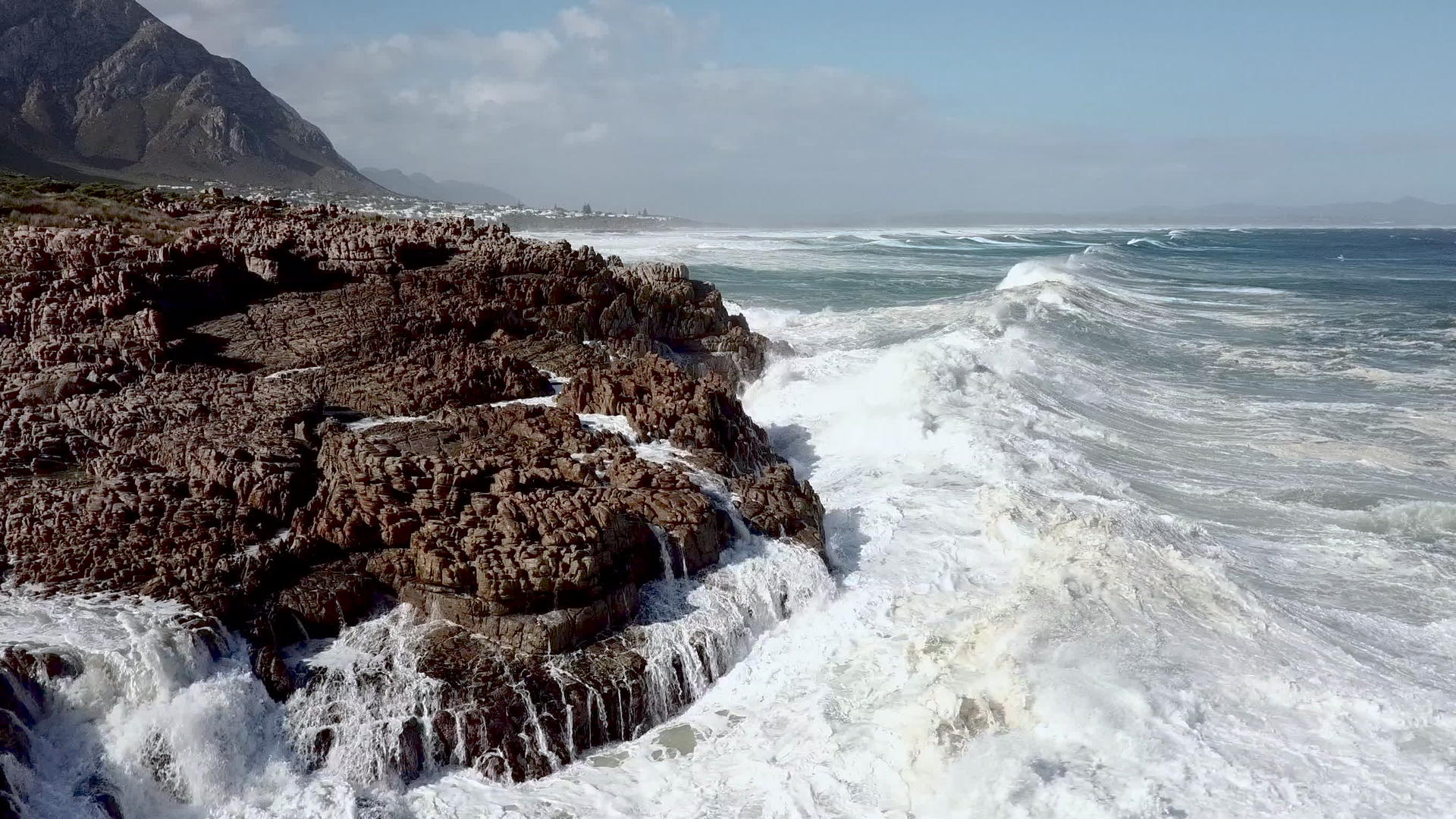 冲向岩石海岸的海岸线视频的预览图