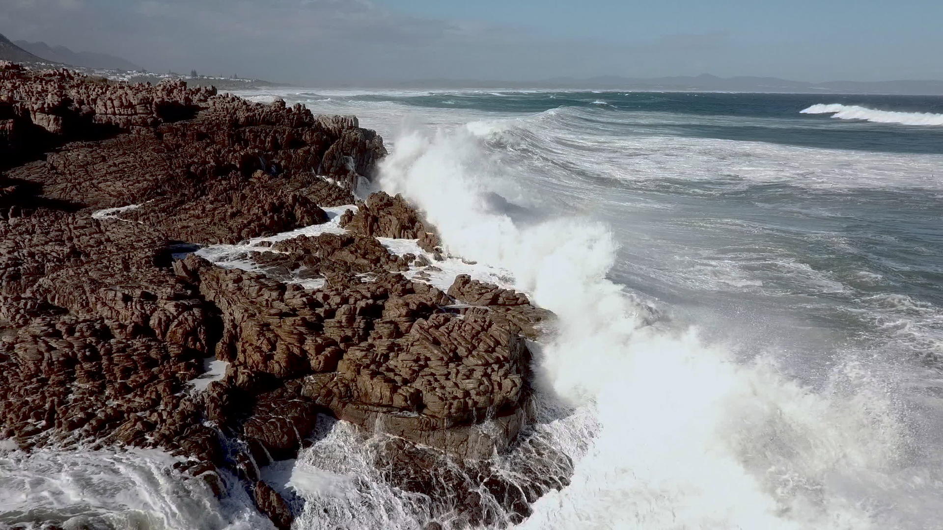 冲向岩石海岸的海岸线视频的预览图