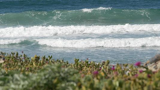 在加利福尼亚海岸线的海滩上美国的大蓝色潮汐太平洋沿海海岸视频的预览图