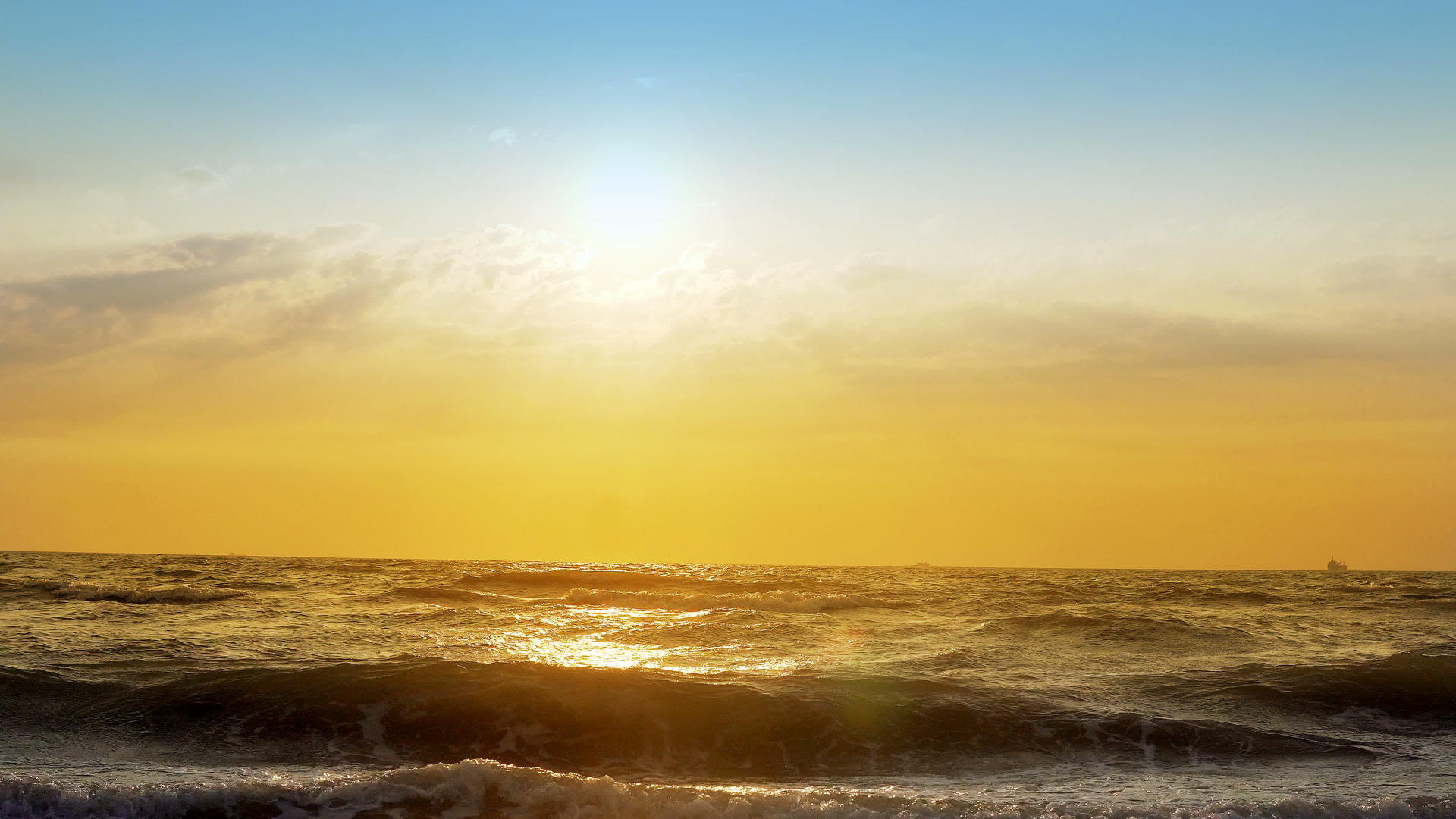 暴风雨的海浪在暴风雨之夜落在亚特兰地的海洋上视频的预览图