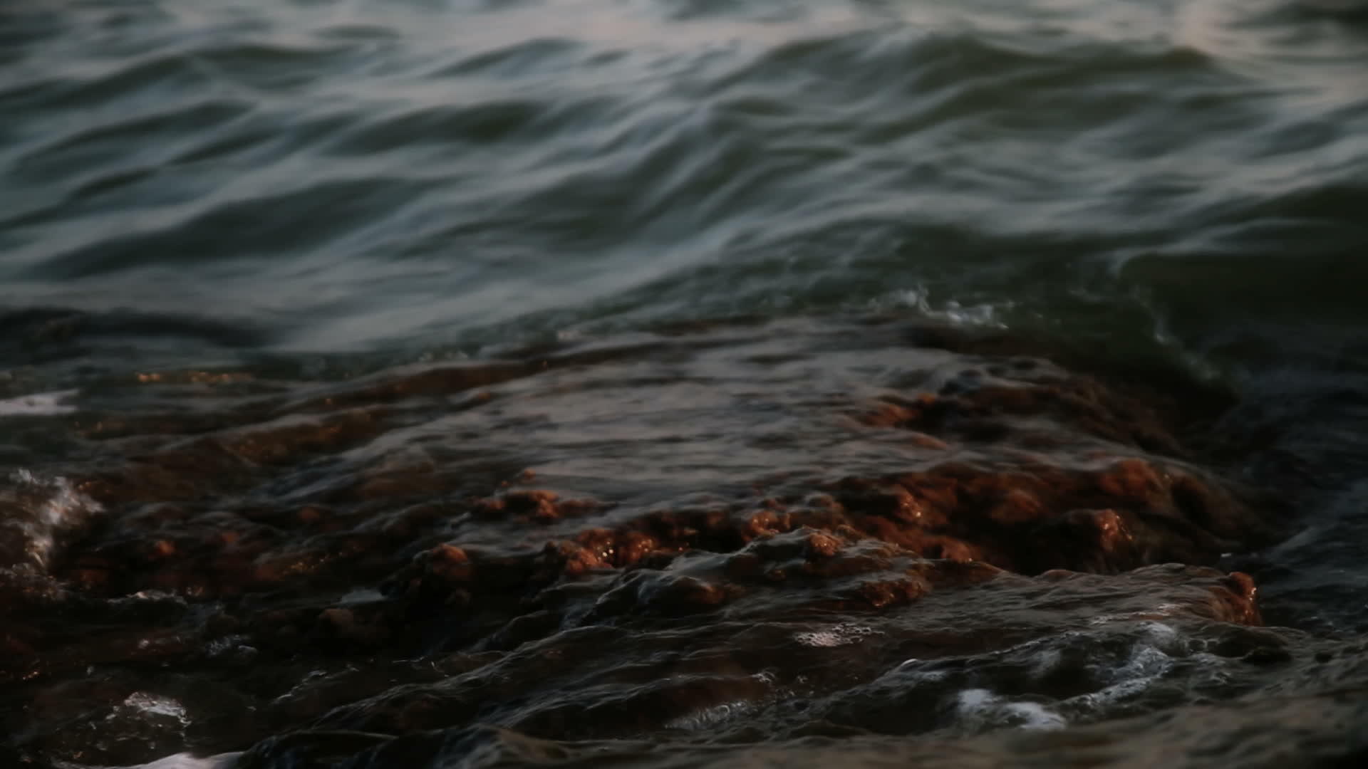 海浪与悬崖相撞hd视频的预览图