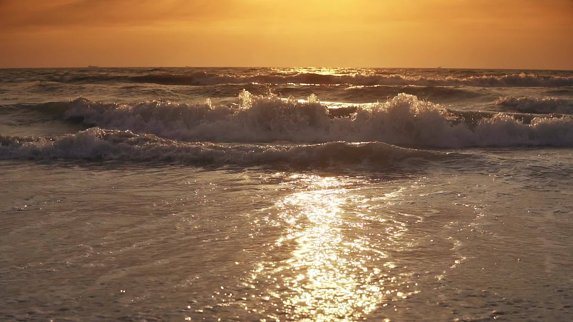 暴风雨的海浪在暴风雨之夜落在亚特兰地的海洋上视频的预览图