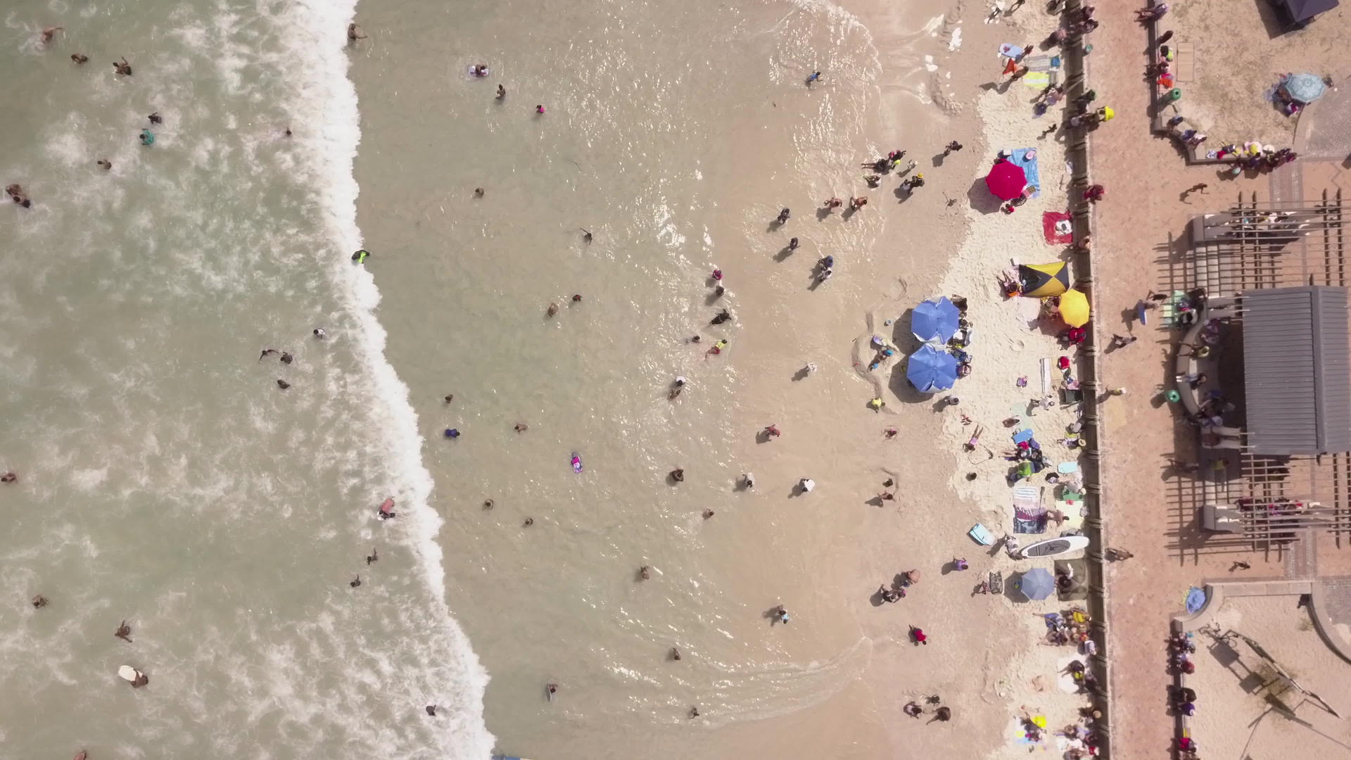 海滩上有雨伞和海浪视频的预览图
