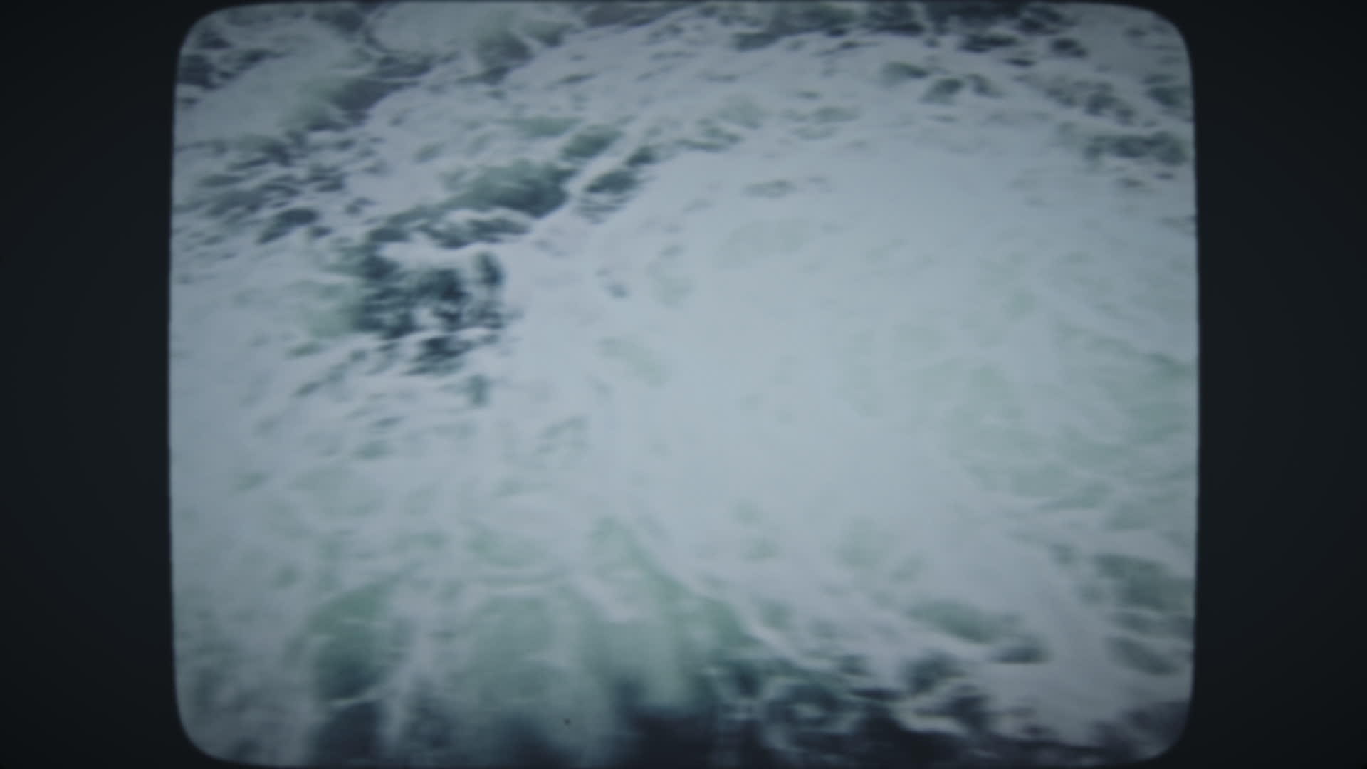 乘船时的蓝色波浪视频的预览图