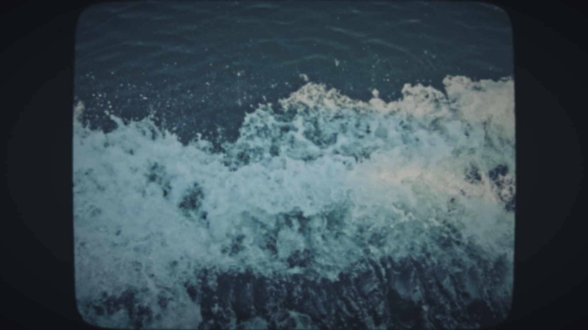 上下船时的蓝色波浪视频的预览图