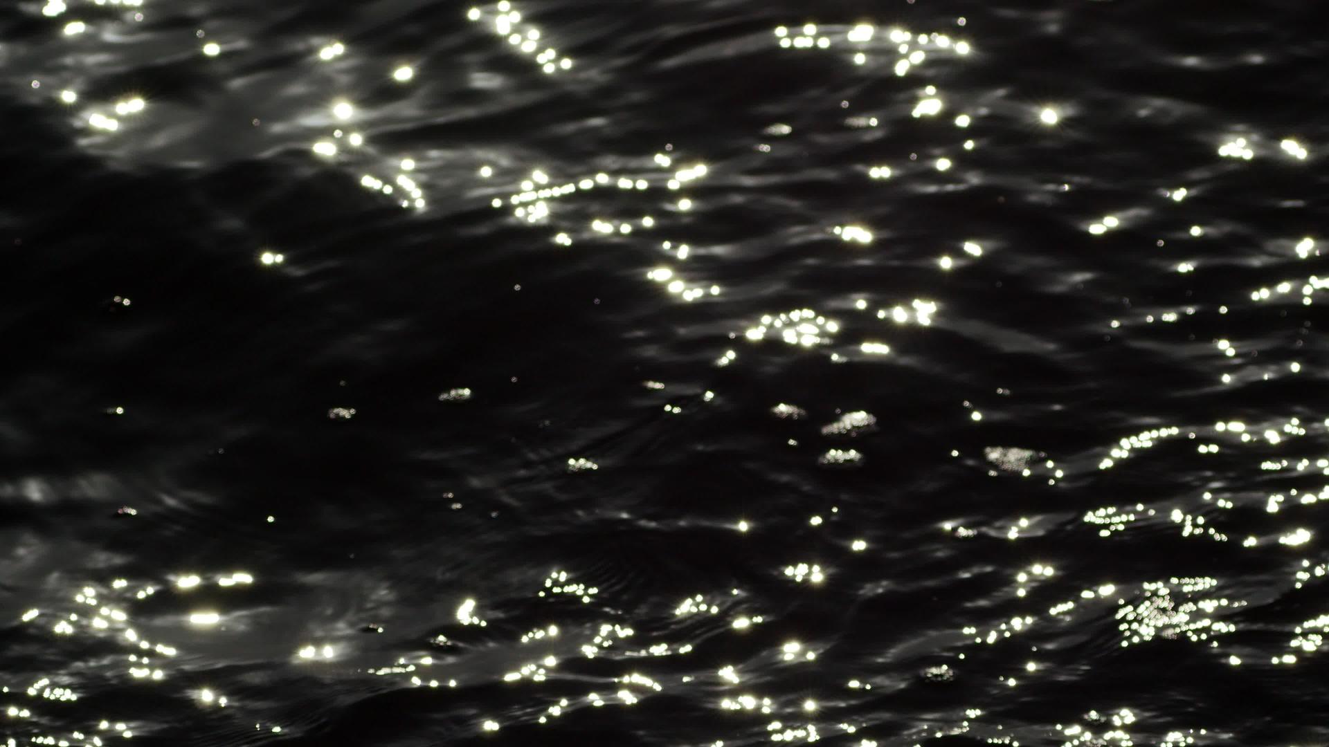 看着平静的水面反射出高对比度的光线BW液体纹理关闭视频的预览图