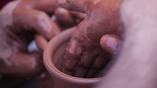 陶瓷艺术家子手工艺4视频的预览图