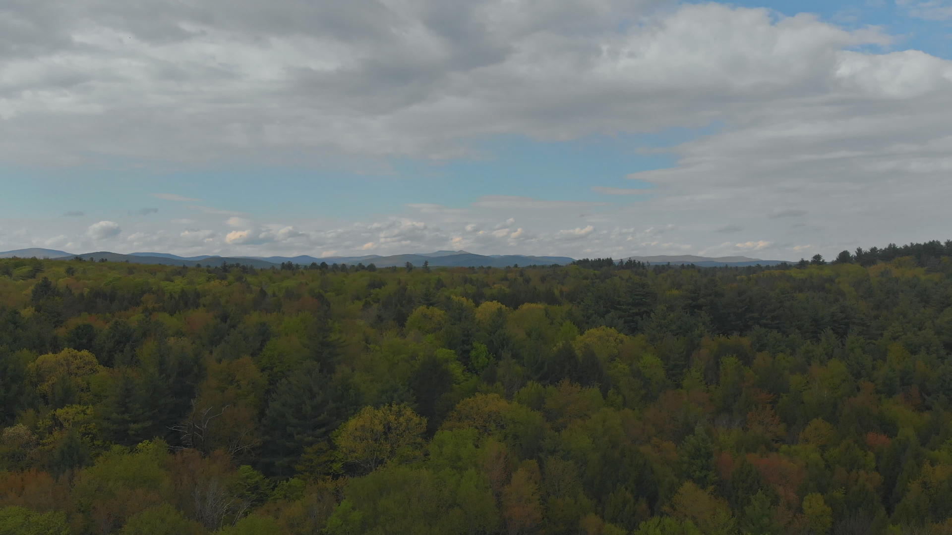 无人驾驶无人机飞行森林环绕山景Pocono视频的预览图