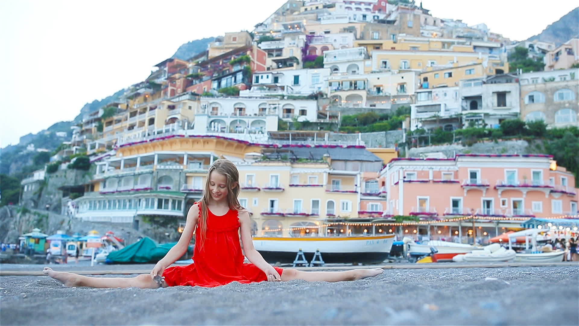 可爱的小女孩在意大利比萨诺镇温暖、阳光明媚的夏天视频的预览图