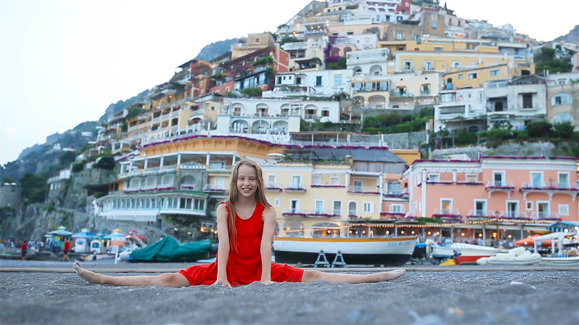 可爱的小女孩在意大利比萨诺镇温暖的夏天视频的预览图
