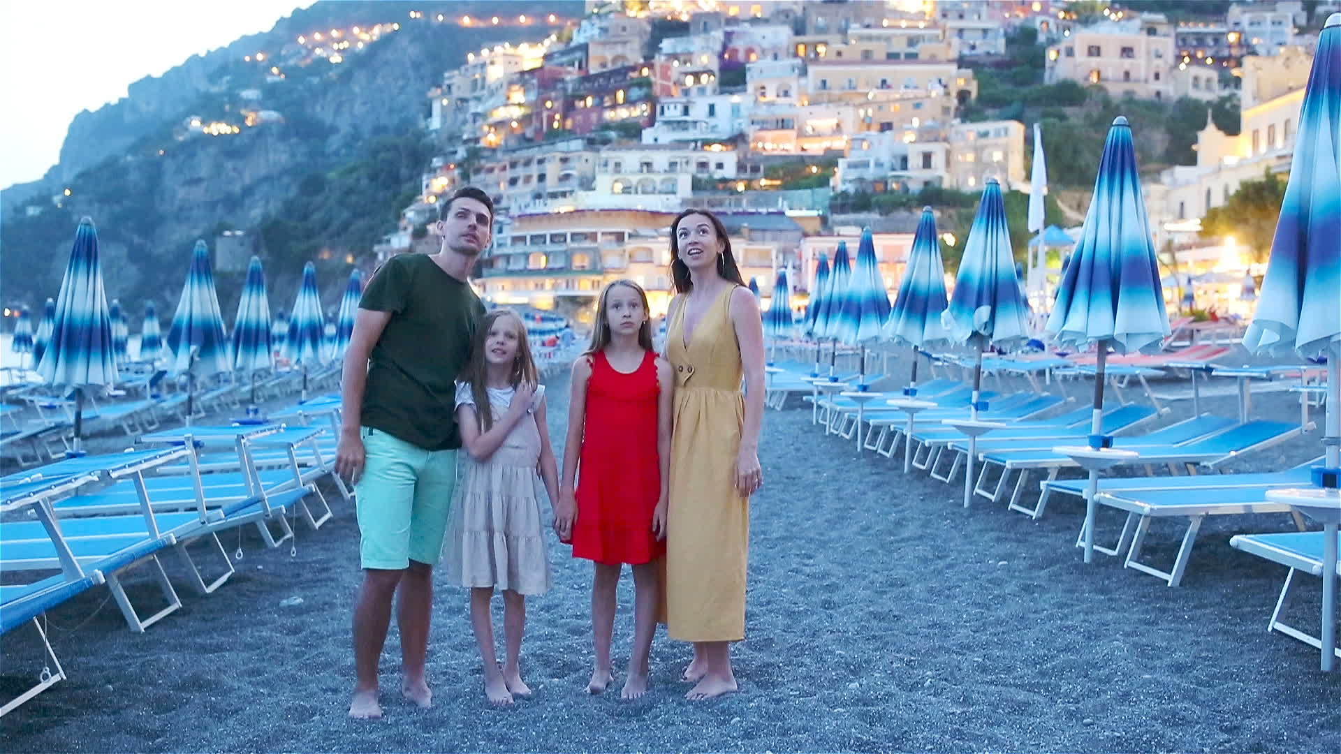日落时在比萨诺之前的意大利阿玛拉菲海岸的家庭视频的预览图