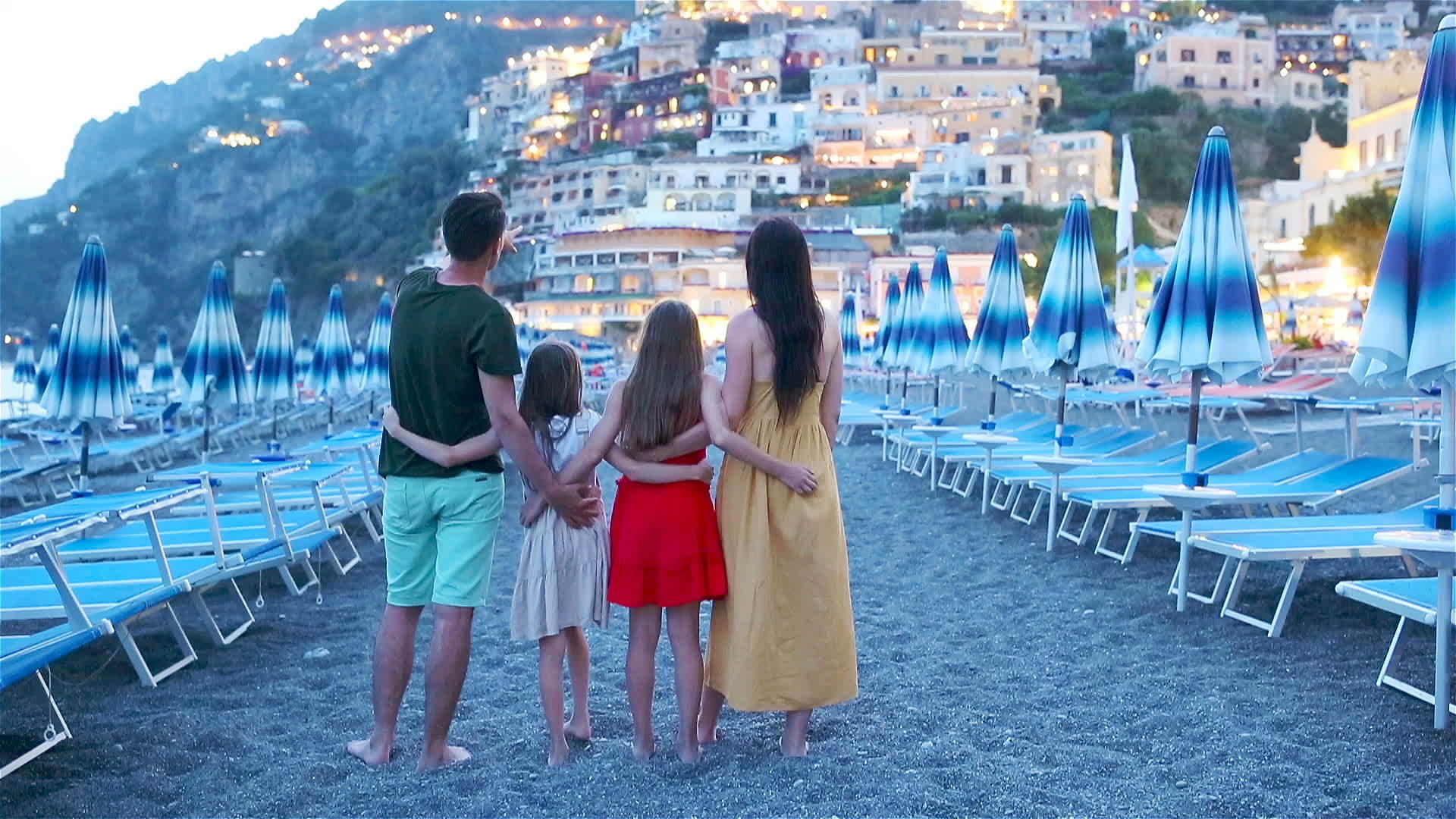 日落时在比萨诺之前的意大利阿玛拉菲海岸的家庭视频的预览图