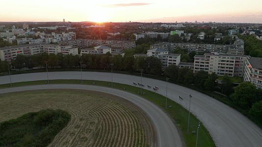 德国人在柏林土马赛马场日落时在空中跟踪4K以上视频的预览图