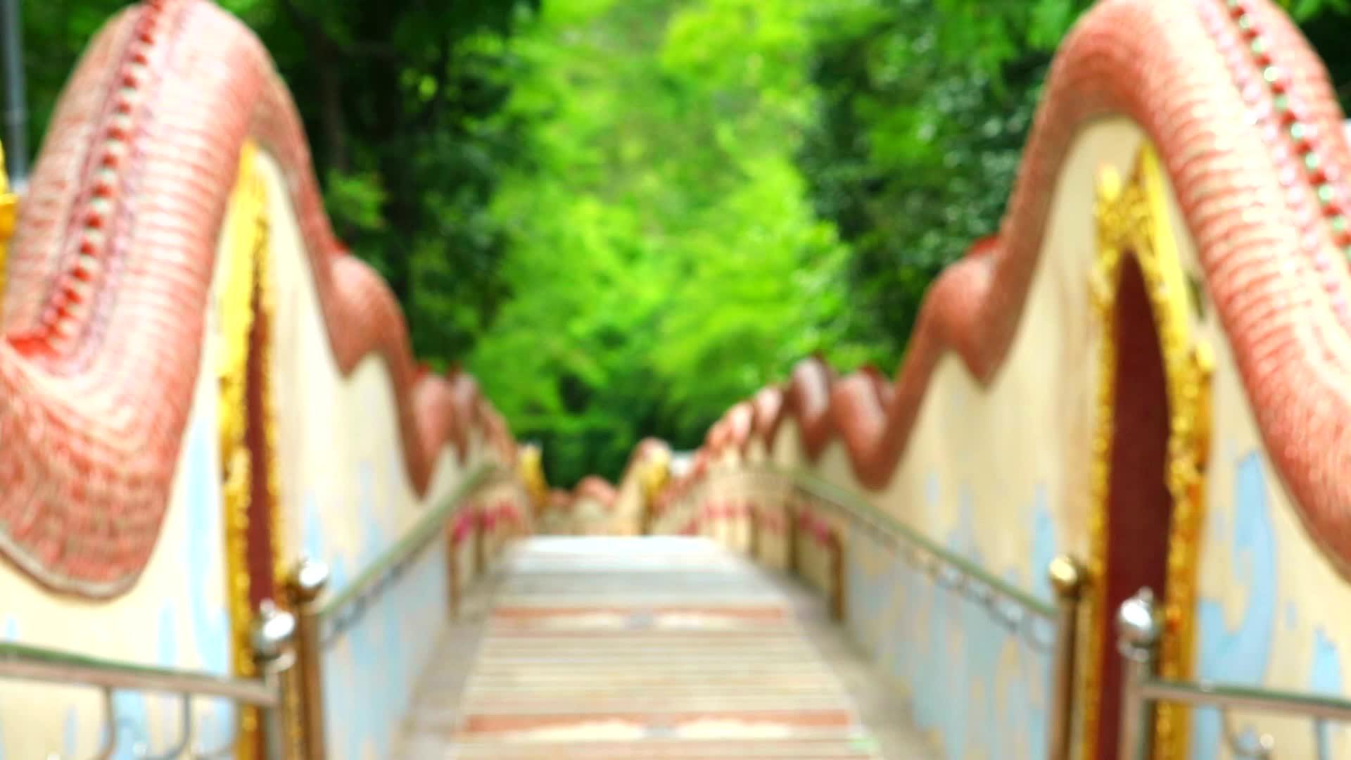 纳加楼梯石模糊并聚焦于山区和绿色森林的背景视频的预览图