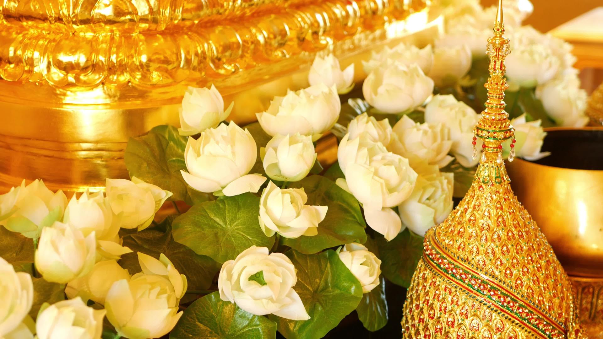 祭坛上的花和金色装饰着美丽的白莲花和金色的皇家装饰品视频的预览图