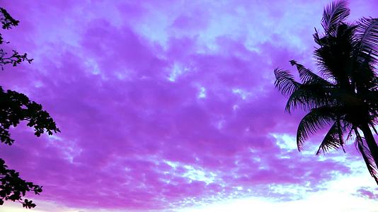 海面和天空中的紫色云朵视频的预览图