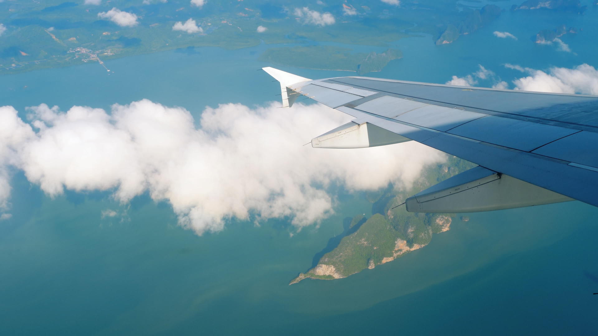 下面飞机的空中景观视频的预览图