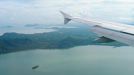 下面飞机的空中景观视频的预览图