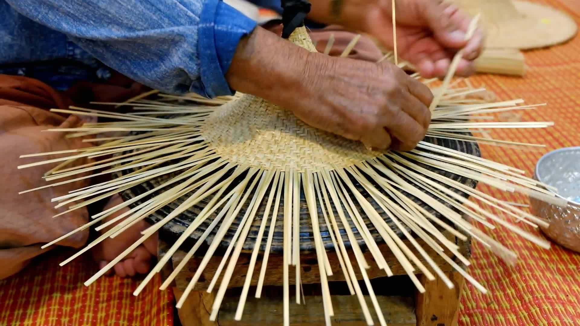 工匠编织竹子和小竹子做木帽子视频的预览图