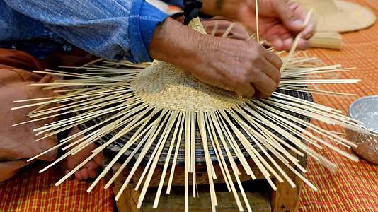 工匠编织竹子和小竹子做木帽子视频的预览图