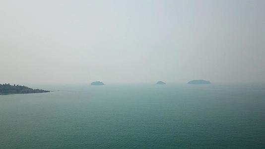 从远处可以看到泰国海上的烟雾岛上有一层白烟和小波浪视频的预览图
