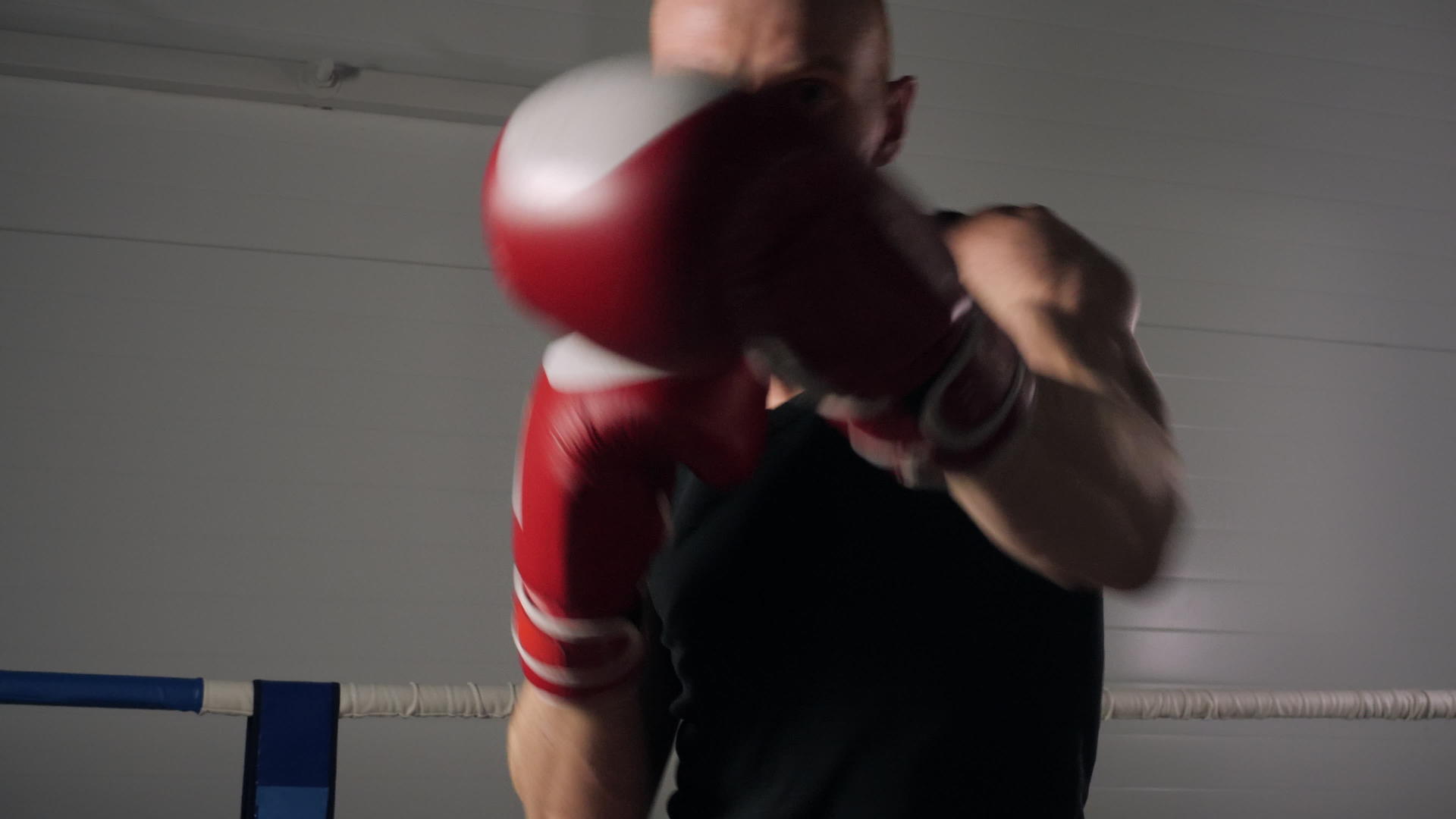 拳击手在比赛前热身视频的预览图