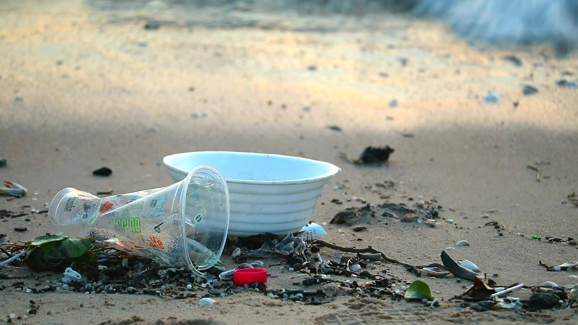 泡沫和废物海浪被吹进海里视频的预览图
