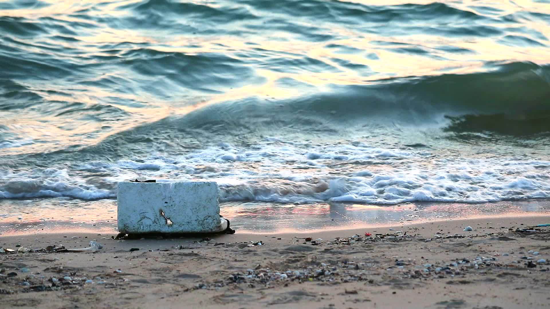 泡沫和废物海浪留在海上把它们吹进海里视频的预览图