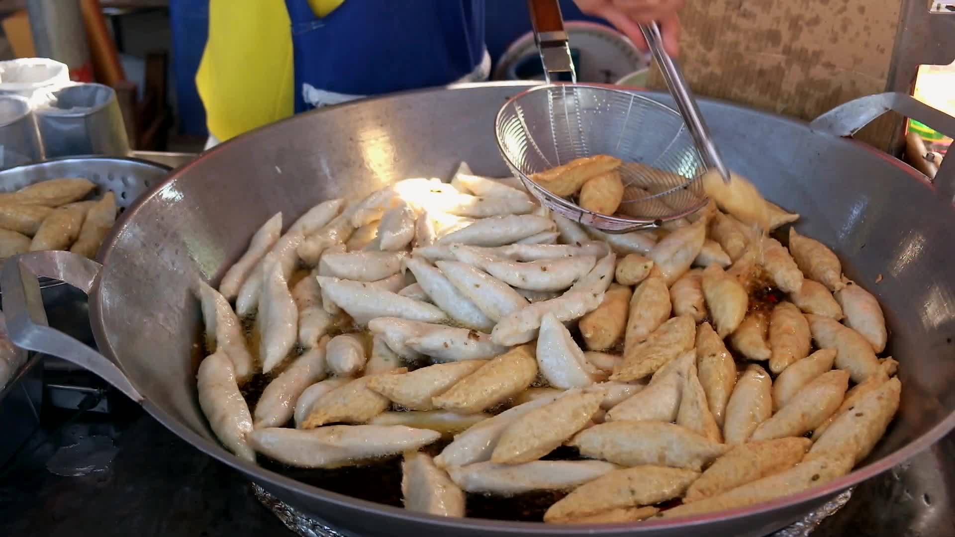 供应商在当地市场出售的泰国鱼丸视频的预览图