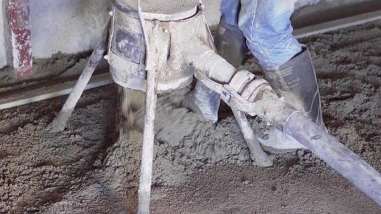 室内施工期间水泥砂浆和混凝土泵的详细信息视频的预览图