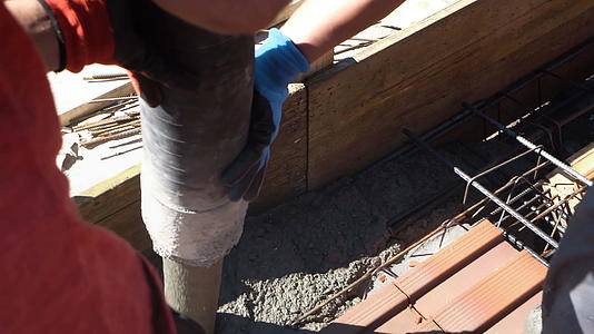工业工人用自动泵管浇注水泥或混凝土的特写视频的预览图