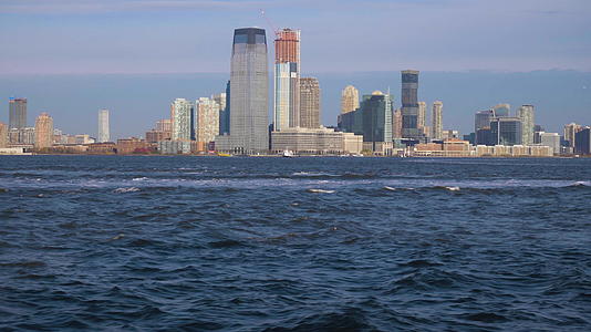 纽约从美国联合州的船纽约市的摄像头向上倾斜视频的预览图