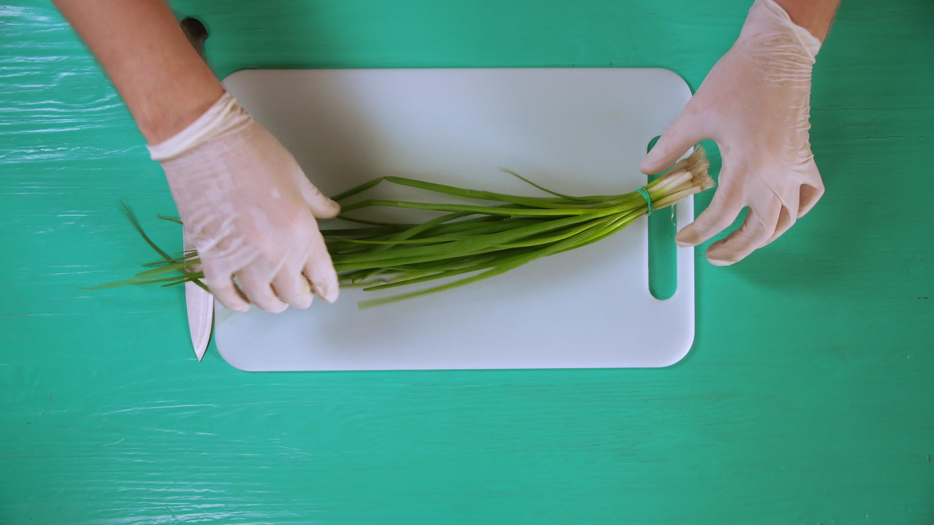 厨师在白板上切绿洋葱视频的预览图