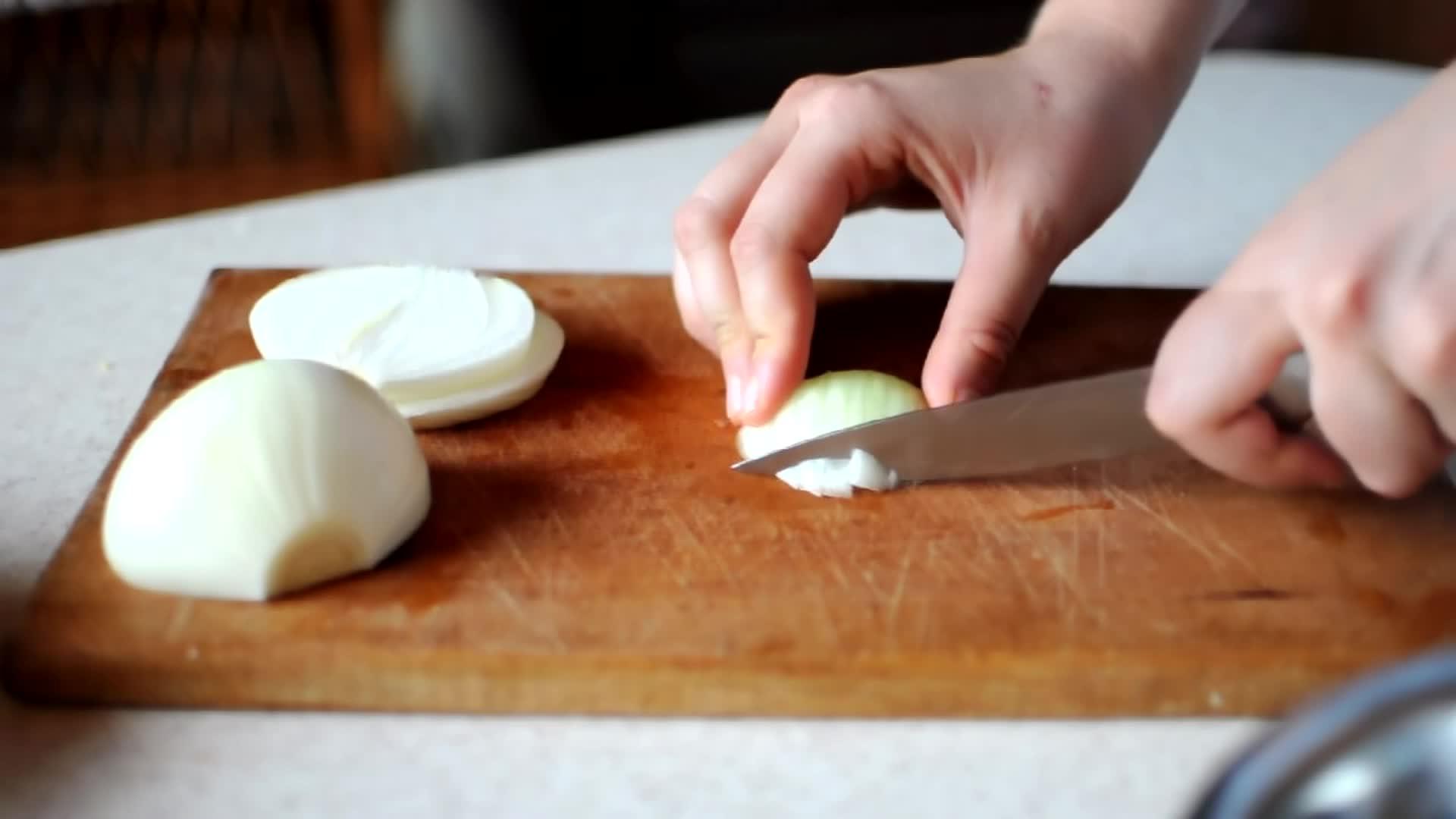 女性在木板上用利刃切割洋葱做汤的新鲜蔬菜概念视频的预览图
