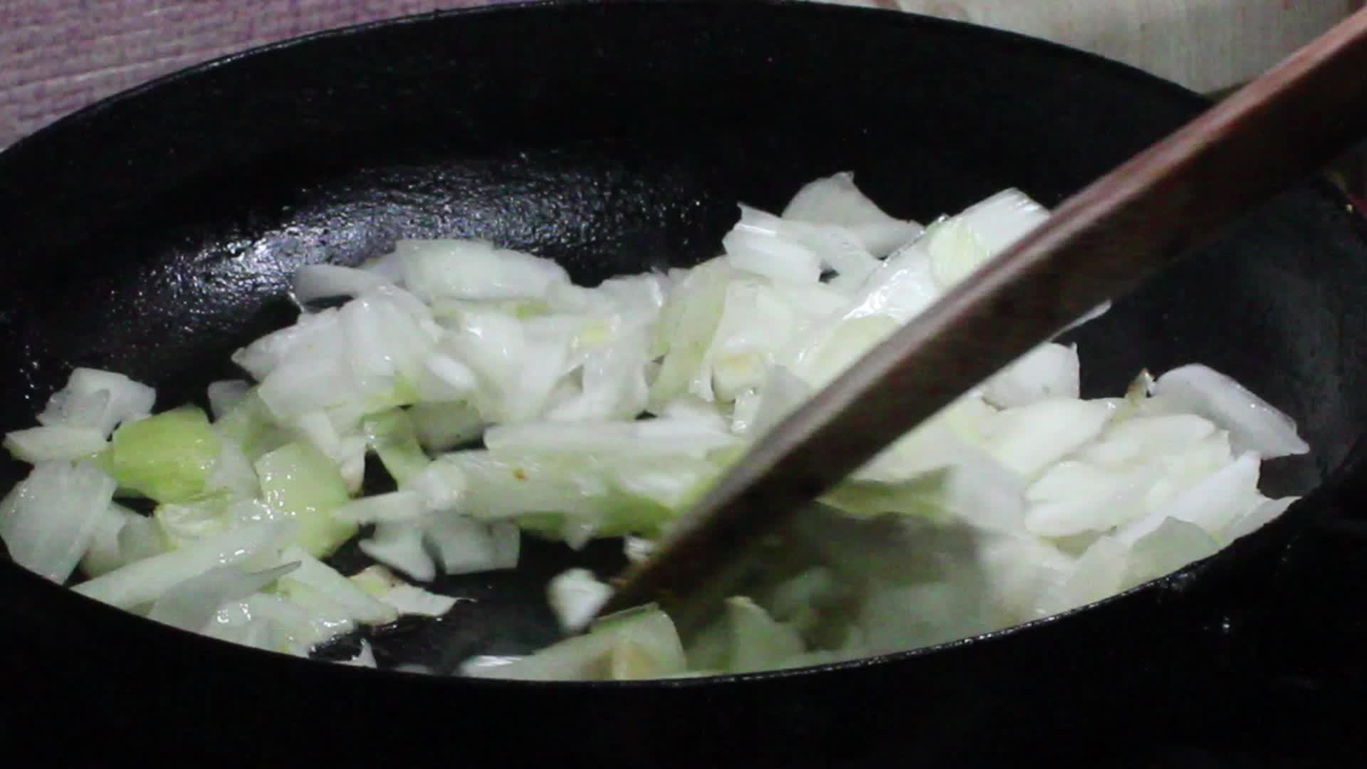 洋葱在黑煎锅里煎视频的预览图