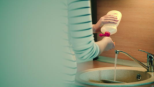 女人在家洗碗在厨房洗碗视频的预览图