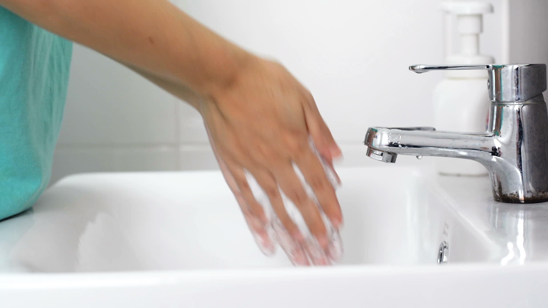 洗手的女人用泡沫和水清洗浴室视频的预览图