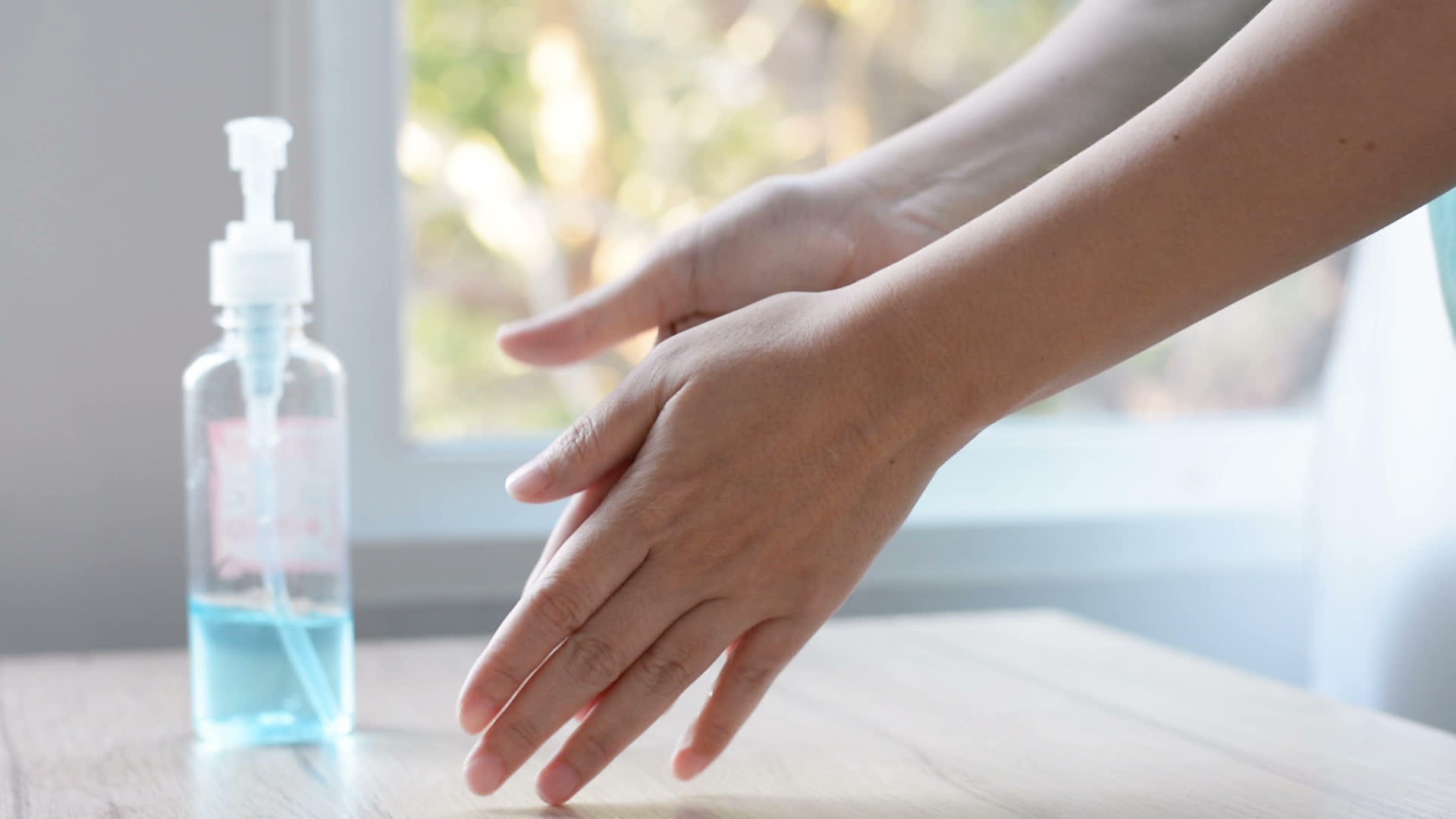 女性用酒精凝胶洗手防止细菌传播视频的预览图