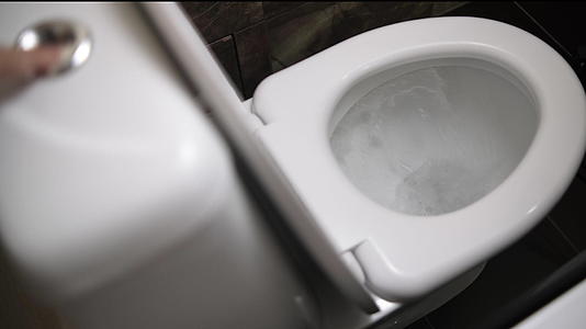 抽水马桶水冲洗马桶的水流清晰可见陶瓷马桶闪水视频的预览图